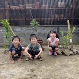 植樹後の記念樹と記念撮影