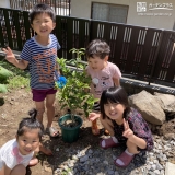 植樹後の記念樹と記念撮影①