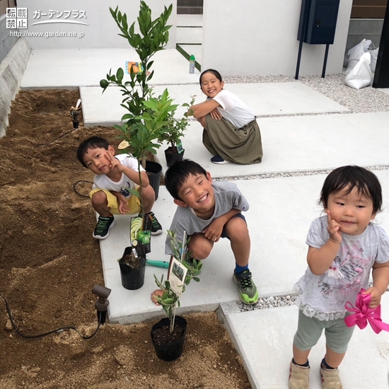 植樹前の記念樹と記念撮影