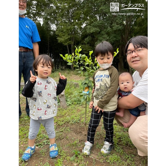 植樹後の記念樹と記念撮影