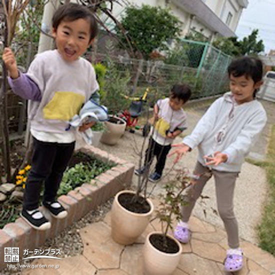 植樹後の記念樹と記念撮影②