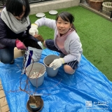 記念樹のブルーベリー植樹中の様子