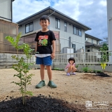 植樹した記念樹と記念撮影