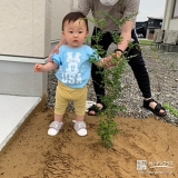 植樹した記念樹と記念写真