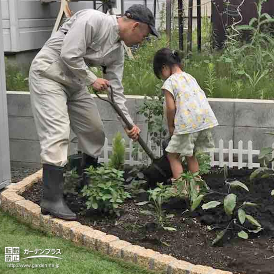 記念樹植樹の様子