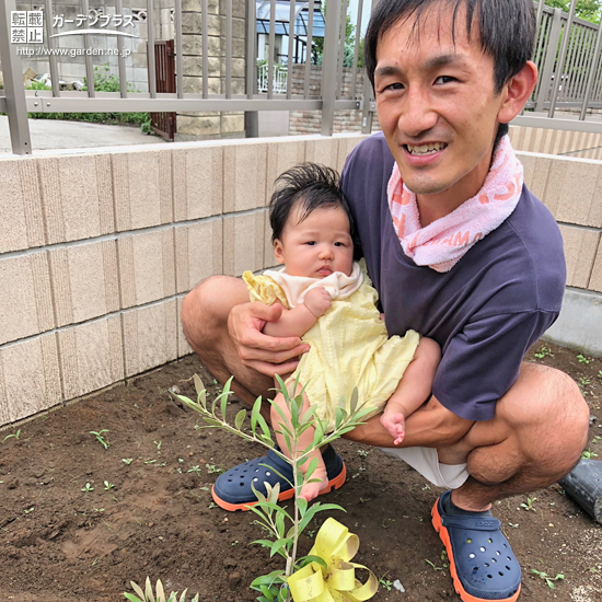 記念樹と記念撮影