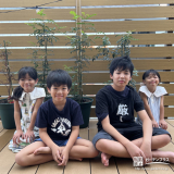 4本の記念樹と記念撮影
