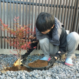 記念樹ナンテンの植樹の様子