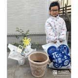 記念樹オリーブの植樹の様子