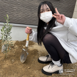 記念樹オリーブの植樹の様子①