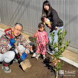 記念樹温州ミカン・オリーブの植樹の様子①