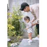 記念樹ジューンベリーに水やりをする様子