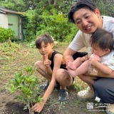 記念樹キンモクセイの植樹の様子