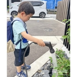 記念樹ジューンベリーに水やりをする様子