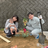 記念樹ミモザの植樹の様子