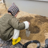 記念樹の植樹の様子
