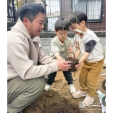 記念樹ブルーベリーの植樹の様子