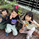 樹木と記念撮影