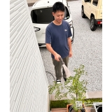 記念樹シマトネリコに水やりをする様子