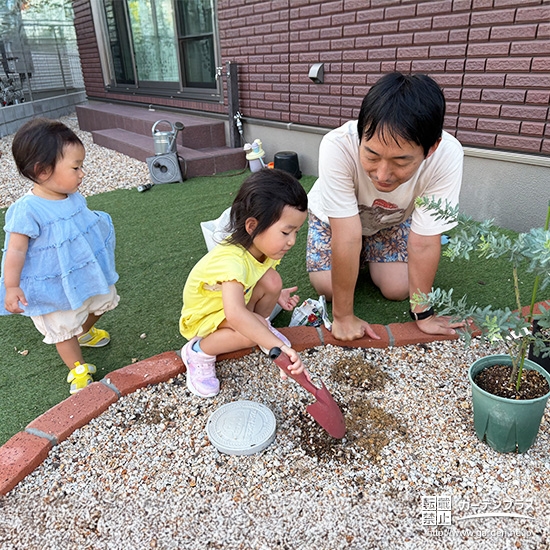 記念樹コデマリ・ミモザの植樹の様子①