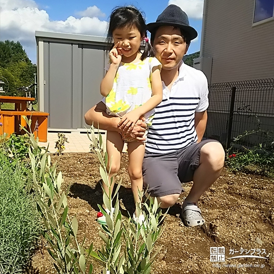 山梨県都留市オリーブの植樹風景