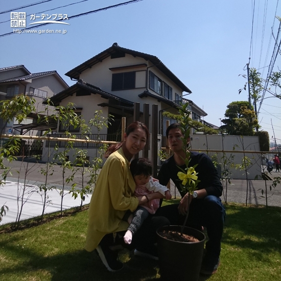 植樹後のご家族そろっての記念撮影