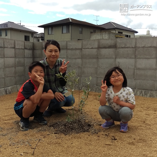 オリーブ植樹後の家族写真