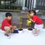 植樹後のもみじとの記念撮影