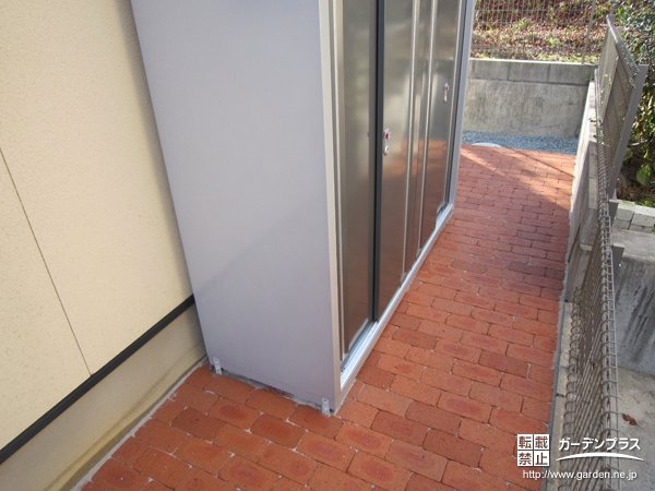 犬走りのレンガ舗装による雑草対策工事 No 1002 雑草対策 防犯砂利の施工例 外構工事のガーデンプラス 犬走りのレンガ舗装による雑草対策工事 No 1002 雑草対策 防犯砂利の施工例 外構工事のガーデンプラス