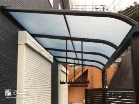 青空を見上げるようなテラス屋根[施工後]