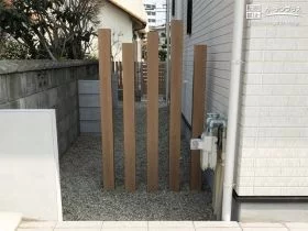 犬走りには角柱を立てて柔らかく目隠し[施工後]