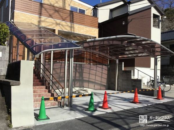 雨の日も安心の階段屋根とカーポート設置工事 No 駐車スペースの施工例 外構工事のガーデンプラス