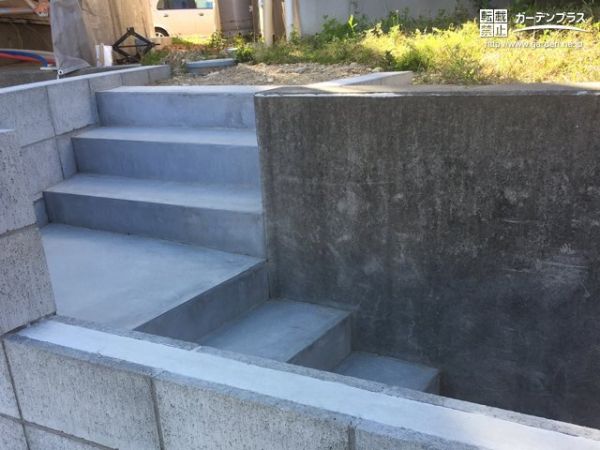 急勾配の斜面を動線に変える階段の設置工事 No 玄関アプローチの施工例 外構工事のガーデンプラス