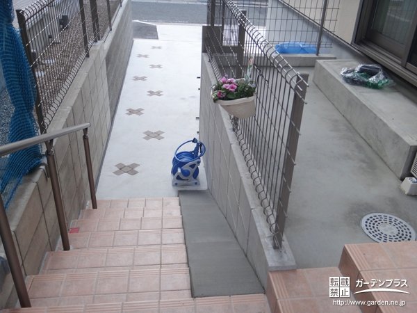 スロープ造作工事 既存階段一部解体含む No 1030 玄関アプローチの施工例 外構工事のガーデンプラス スロープ造作工事 既存階段一部解体含む No 1030 玄関アプローチの施工例 外構工事のガーデンプラス