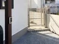 防犯面を強化する犬走りの門扉