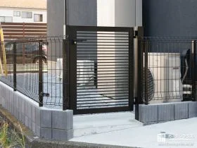 お住まいとの一体感を演出する犬走り門扉[施工後]