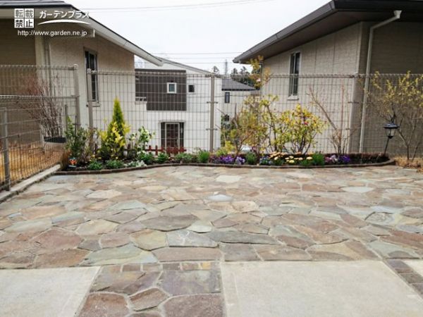 鉄平石ならではの重厚感と高級感が大人の気品を醸し出す主庭の 