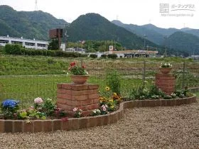 季節の花を寄せ植えした花壇