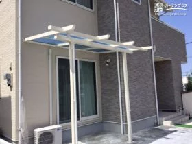 ナチュラルなイメージで優しいパーゴラタイプのテラス屋根[施工後]