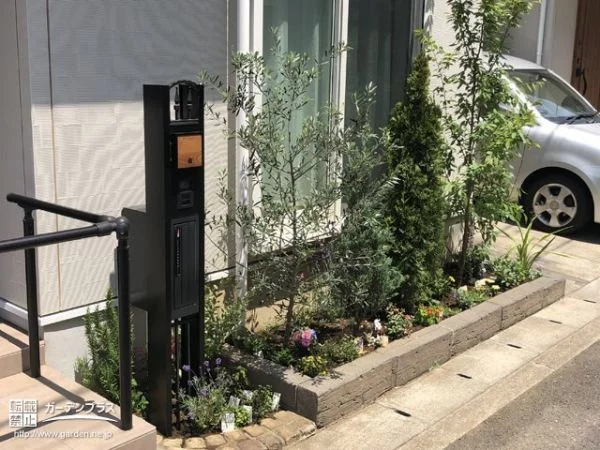 No.10390 お住まいに緑の彩りを添える花壇の植栽工事[施工後]