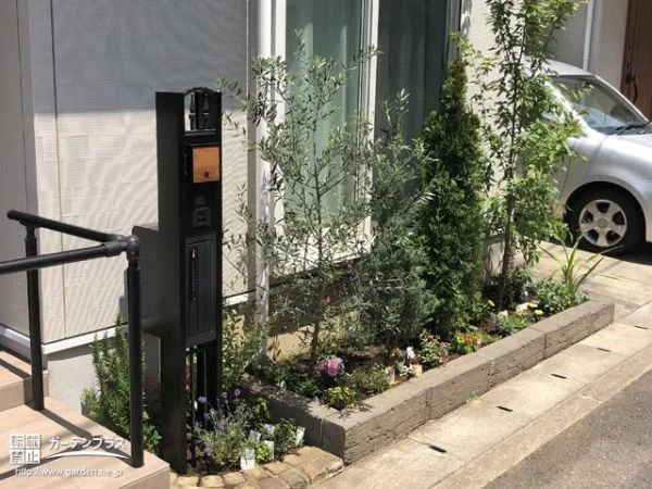 No.10390 お住まいに緑の彩りを添える花壇の植栽工事