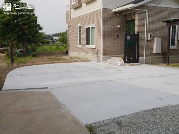 広いお庭にフラットな空間を作る土間コンクリート打設工事 No 10396 玄関アプローチの施工例 外構工事のガーデンプラス