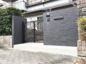 重厚に演出する門まわり[施工後]