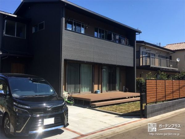 木調フェンスが建物を彩るシンプルモダンな新築外構工事 No 新築外構一式の施工例 外構工事のガーデンプラス