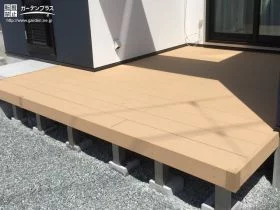 勝手口と掃き出し窓をつないだウッドデッキ[施工後]