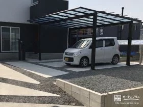 土間コンクリートを飛び石のようにつなげた駐車スペース[施工後]