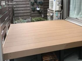 室内からそのまま出られる幅広のウッドデッキ[施工後]