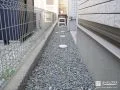 ウッドデッキへ続く犬走り