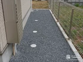 雑草対策を施した犬走り[施工後]