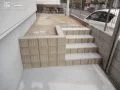 駐輪スペース脇の階段